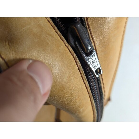 Vintage caramel leather crossbody laptop bag, 1970s 2-way bag business attache - Picture 9 of 10